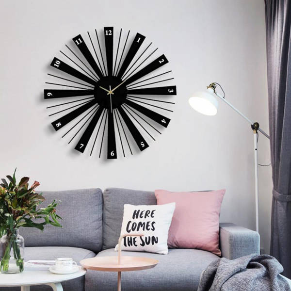 Moderne Wanduhr im schwarzen Propeller-Design