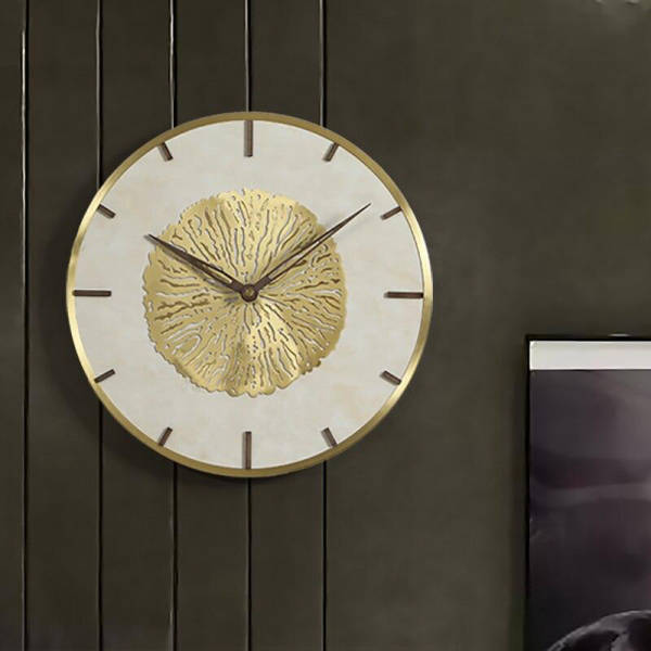 Elegante goldene Wanduhr mit abstraktem Design