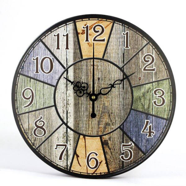 Runde Vintage Wanduhr in bunter Holzoptik