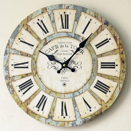 Wanduhr mit römischen Ziffern im Café-Stil
