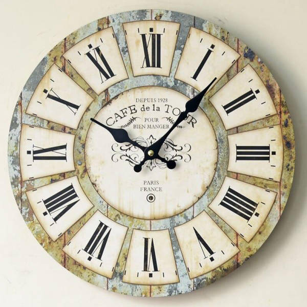 Wanduhr mit römischen Ziffern im Café-Stil