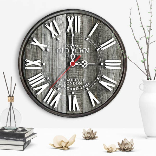 Graue Vintage Wanduhr im Holzdesign