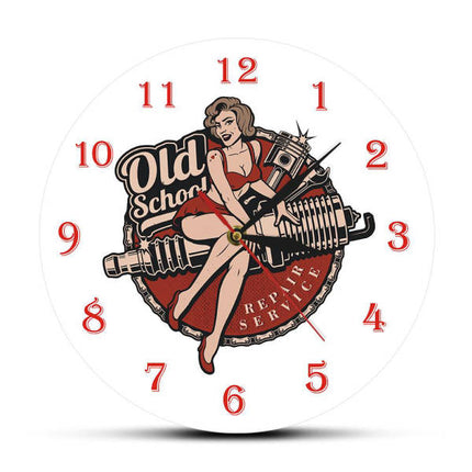 Old School Wanduhr mit Pin-Up-Motiv