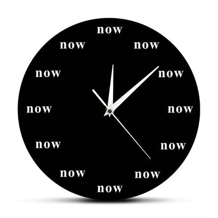 Moderne Wanduhr mit "Now" Schriftzug