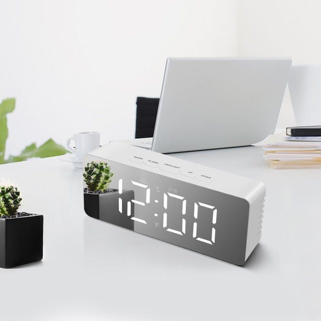 Moderner Digitalwecker mit großem Spiegeldisplay